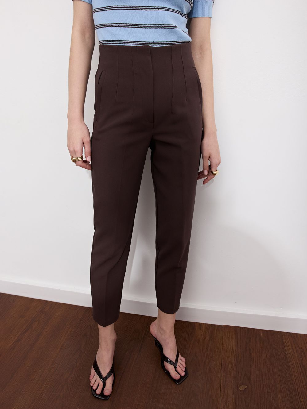 מכנסיים מחוייטים בגזרה גבוהה