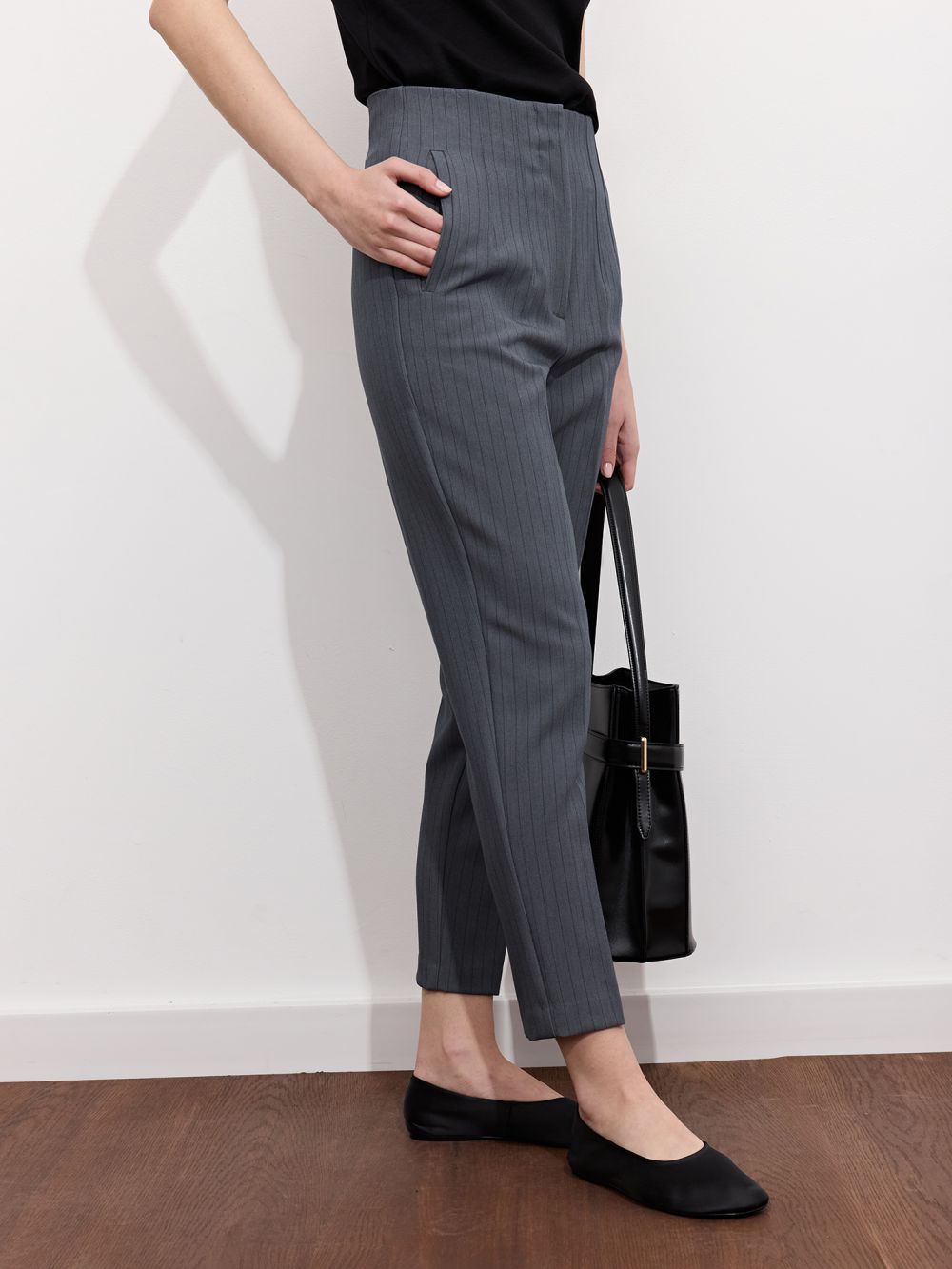 מכנסיים מחוייטים בגזרה גבוהה