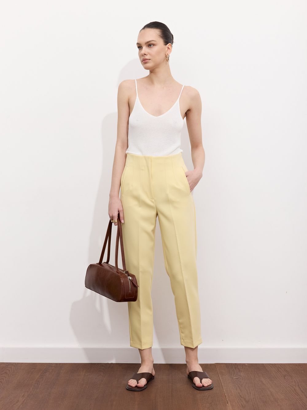 מכנסיים מחוייטים בגזרה גבוהה