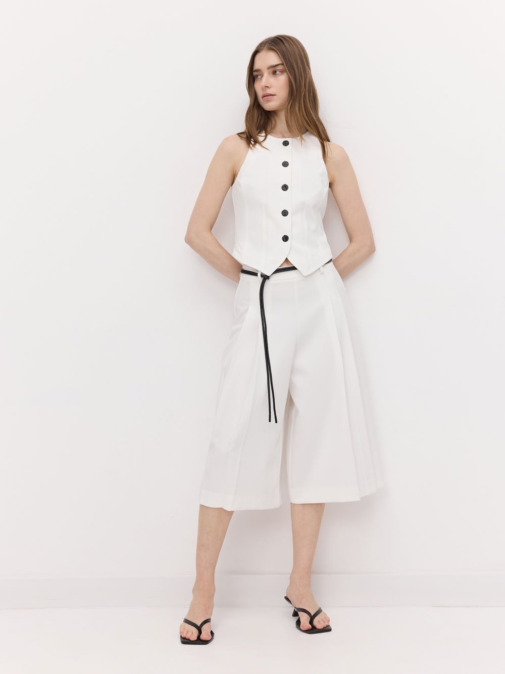 מכנסי 3/4 מחוייטים עם חגורה