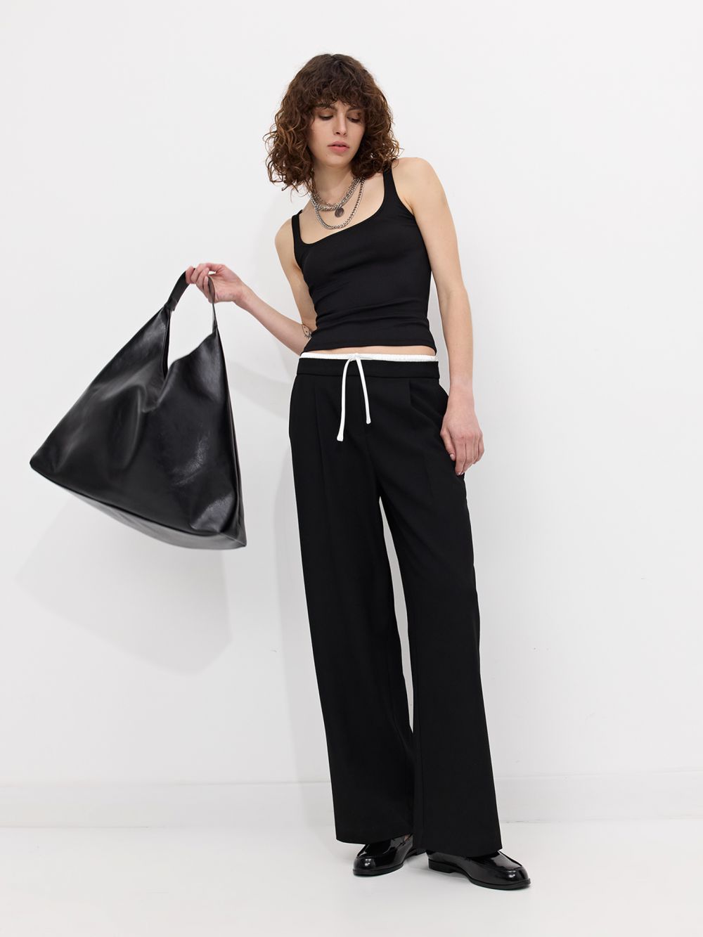 מכנסיים מחויטים רחבים