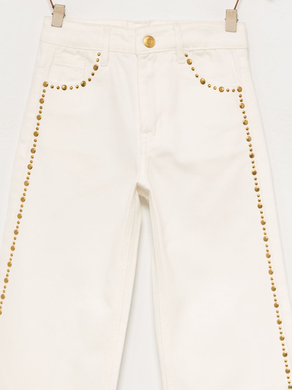 מכנסיים עם ניטים