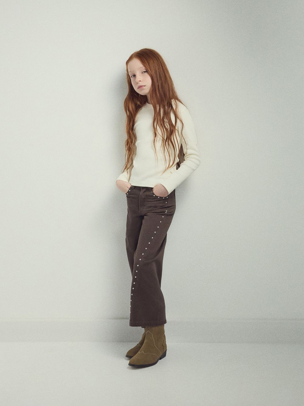 מכנסיים מעוטרים ניטים