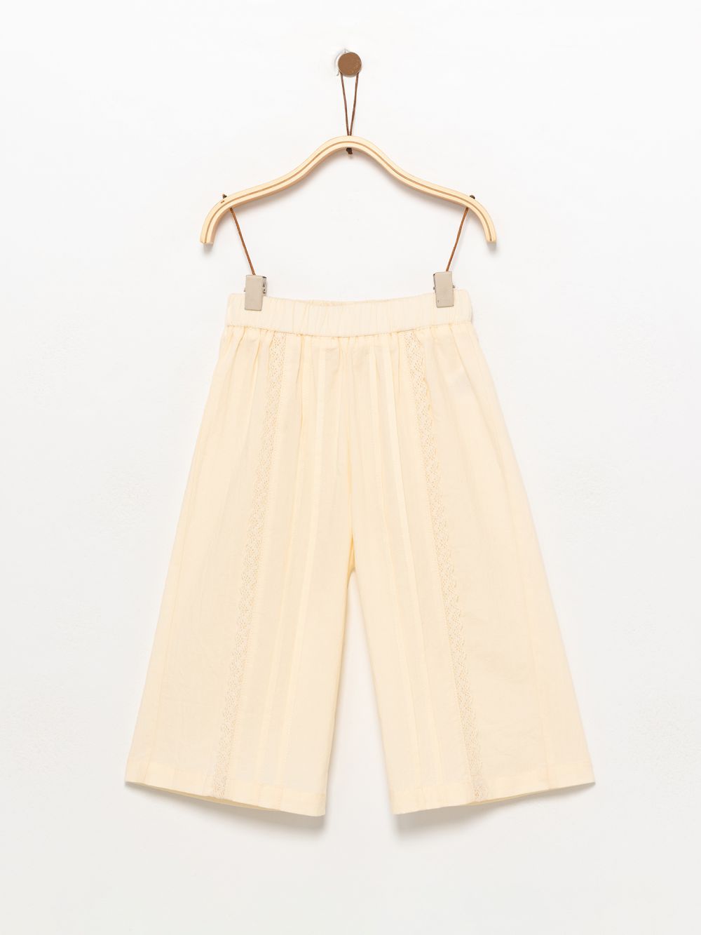 מכנסיים עם פס תחרה