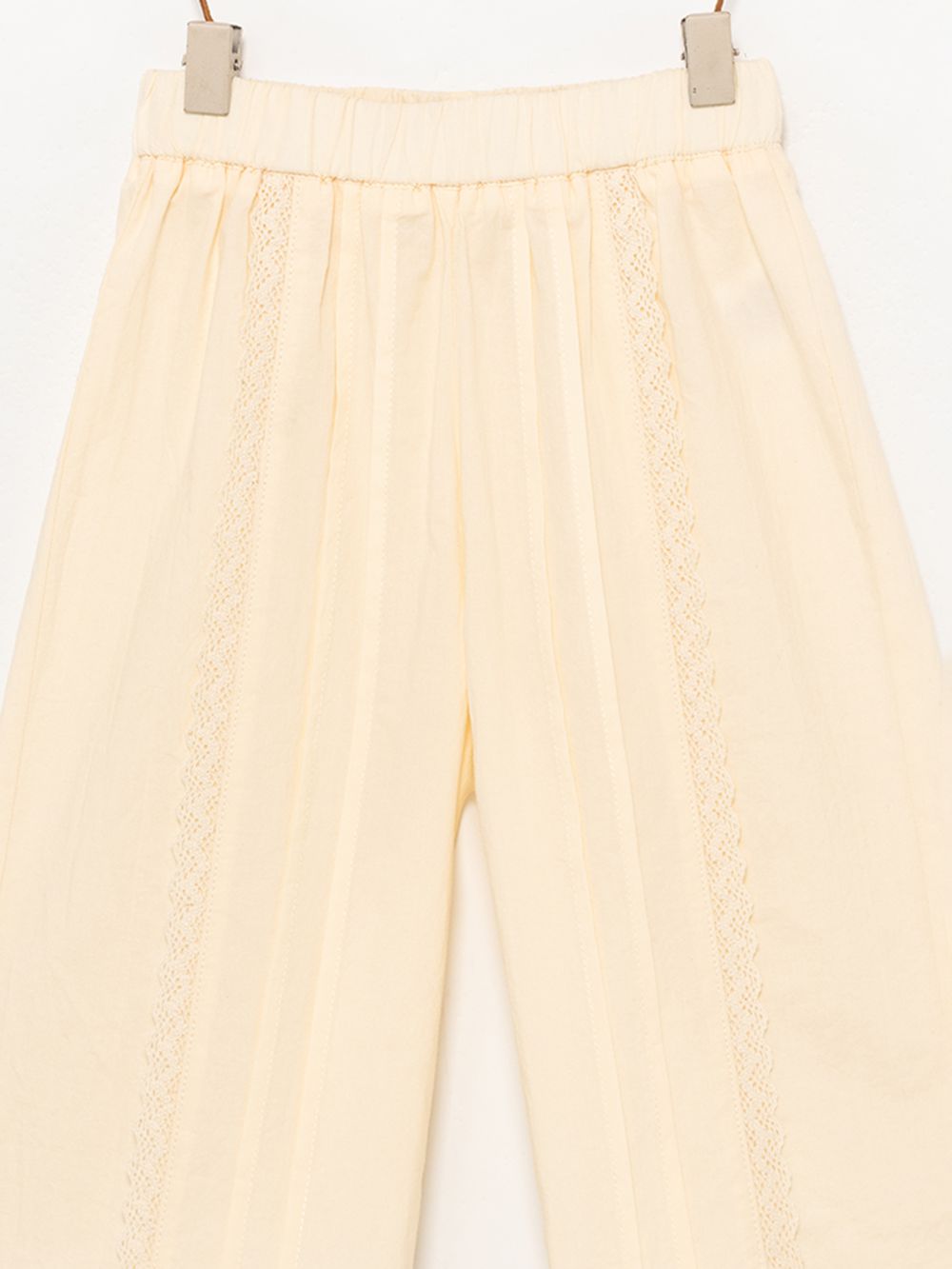 מכנסיים עם פס תחרה