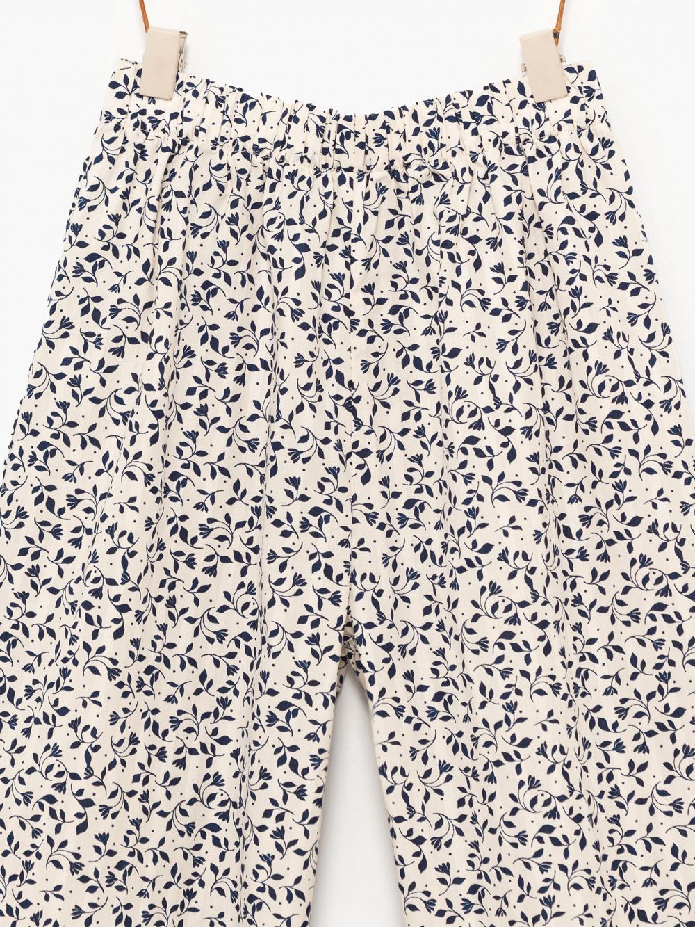 ממכנסיים עם הדפס פרחוני