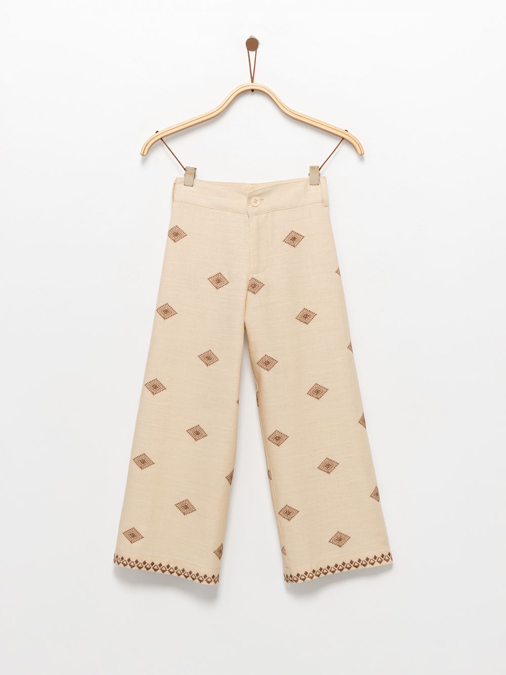 מכנסיים עם רקמות