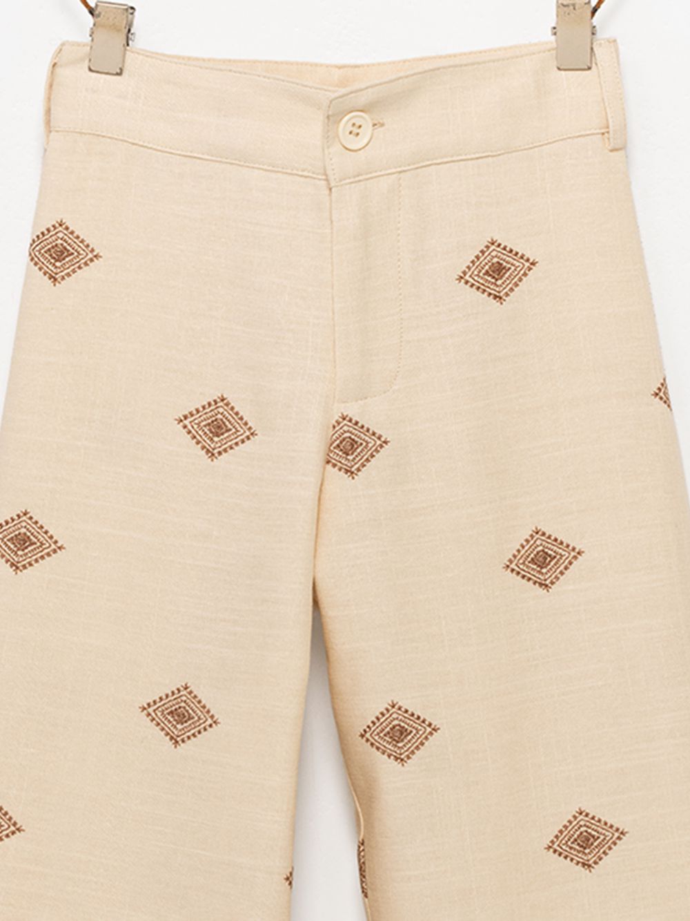 מכנסיים עם רקמות