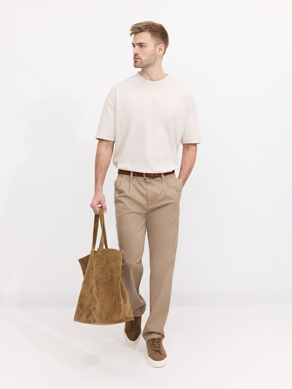 מכנסיים עם קפלים קדמיים