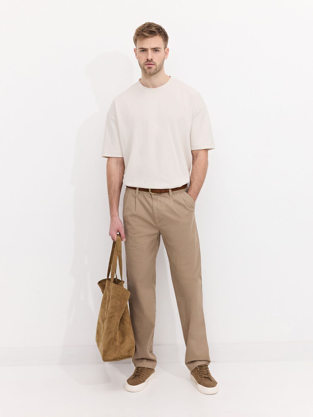 מכנסיים עם קפלים קדמיים