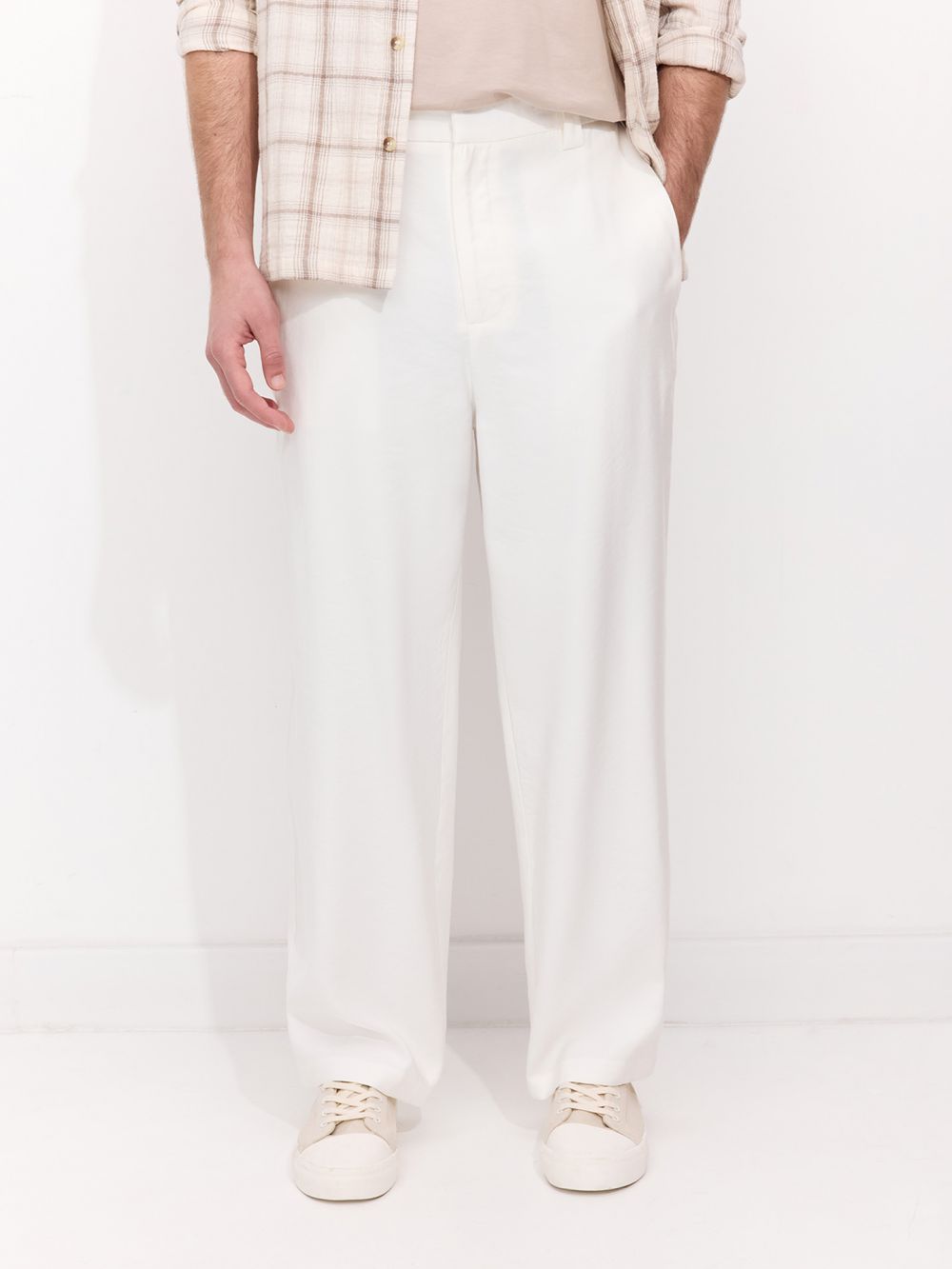 מכנסיים בגזרה משוחררת