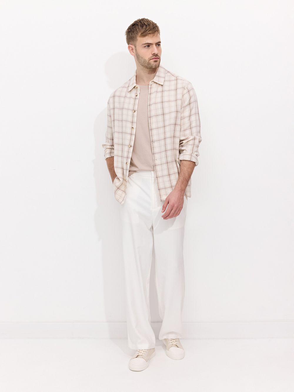 מכנסיים בגזרה משוחררת