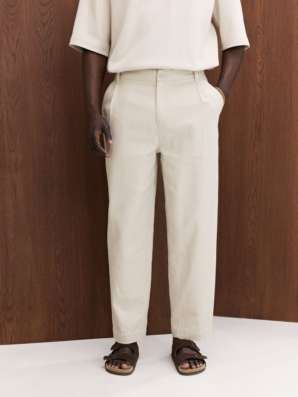 מכנסיים מחויטים עם קפלים