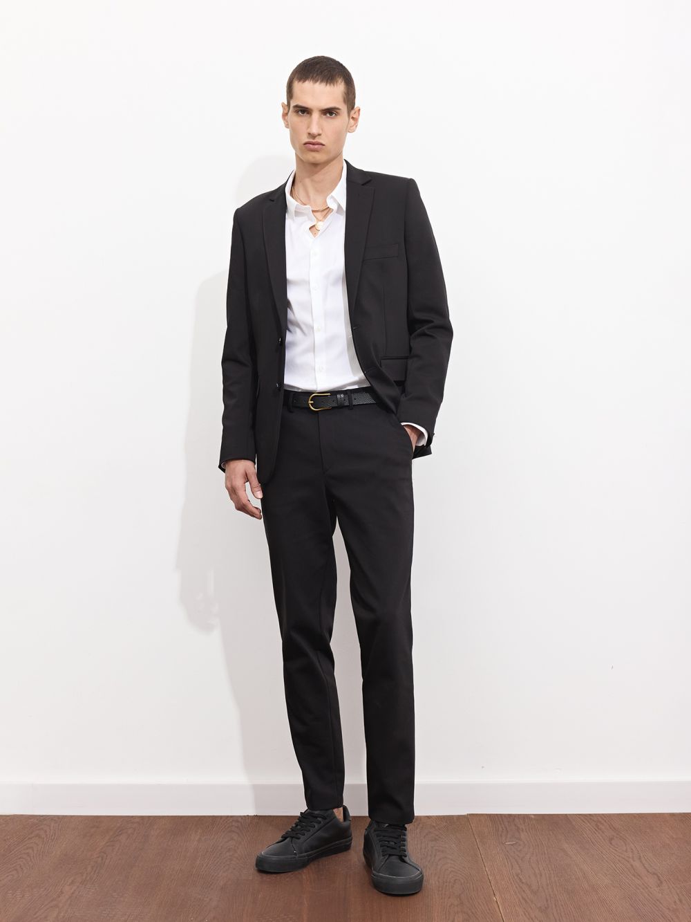 מכנסיים מחויטים לחליפה