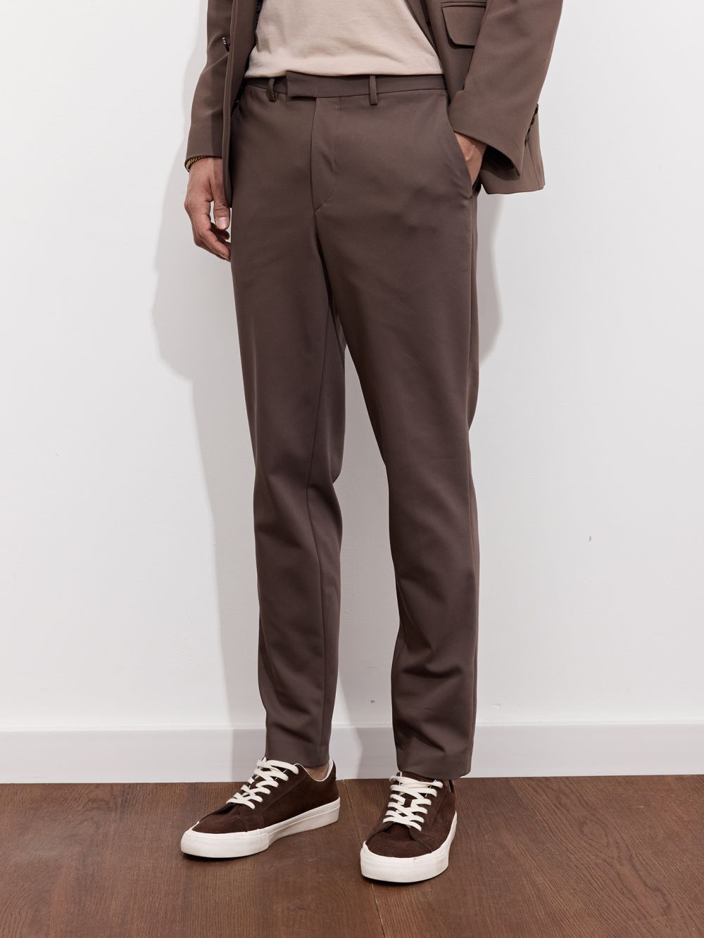 מכנסיים מחויטים לחליפה