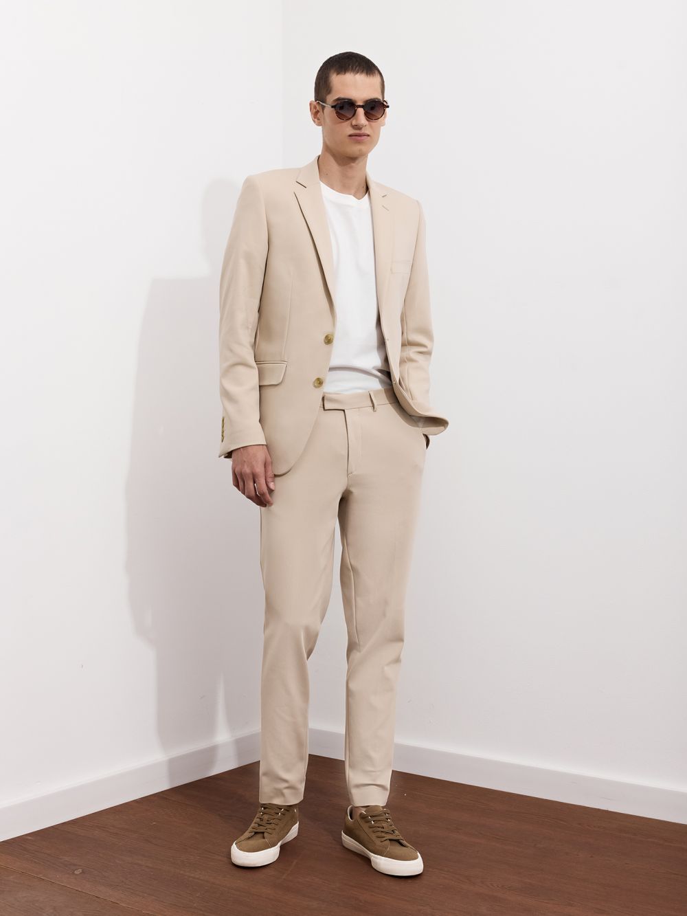 מכנסיים מחויטים לחליפה