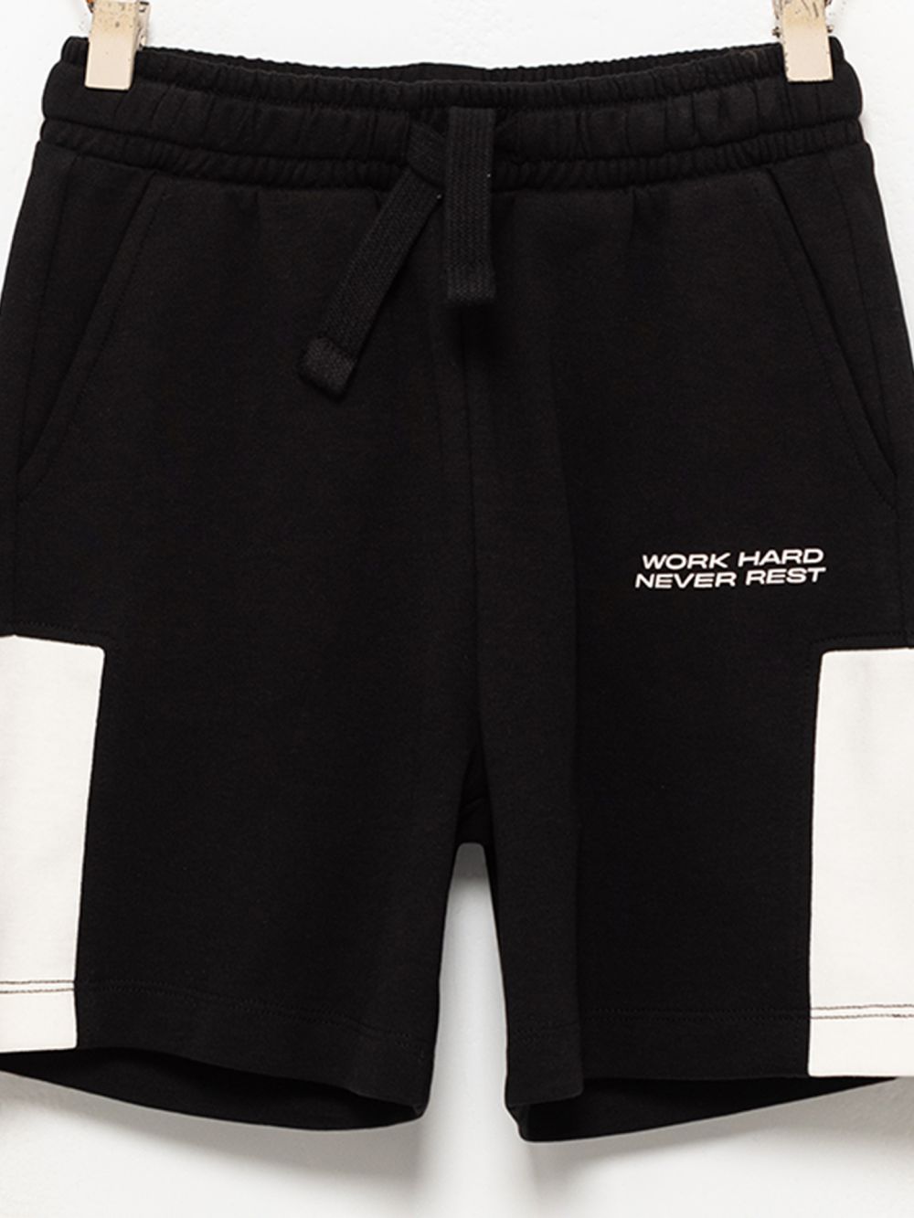 מכנסיים קצרים