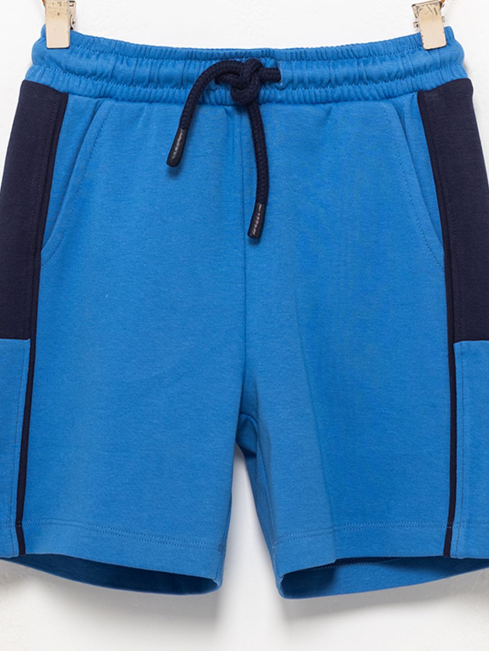 מכנס קצר עם חתכים