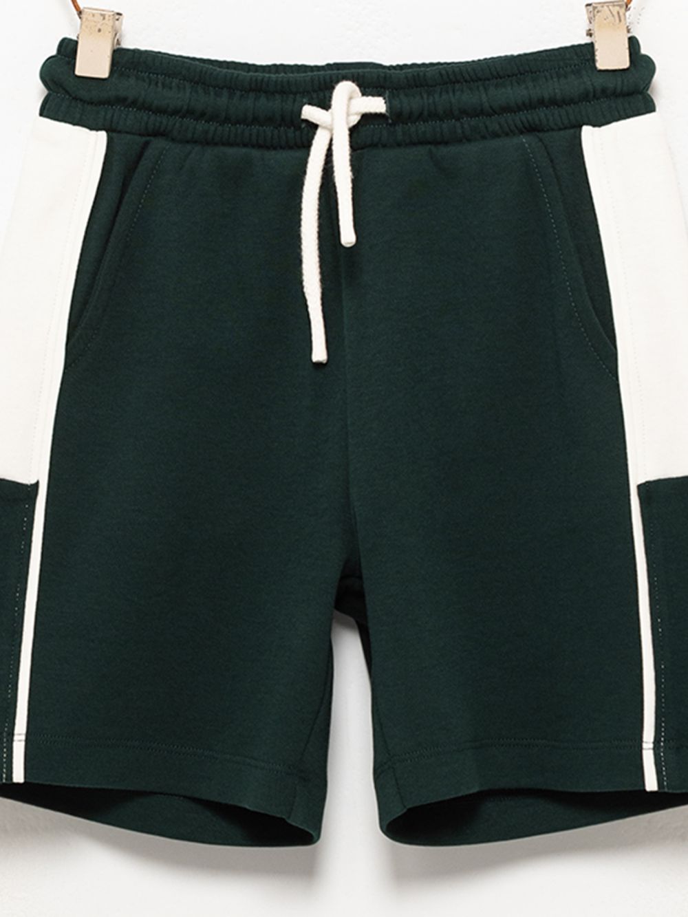 מכנס קצר עם חתכים