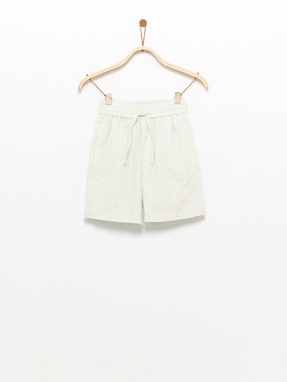 מכנס קצר עם טקסטורה