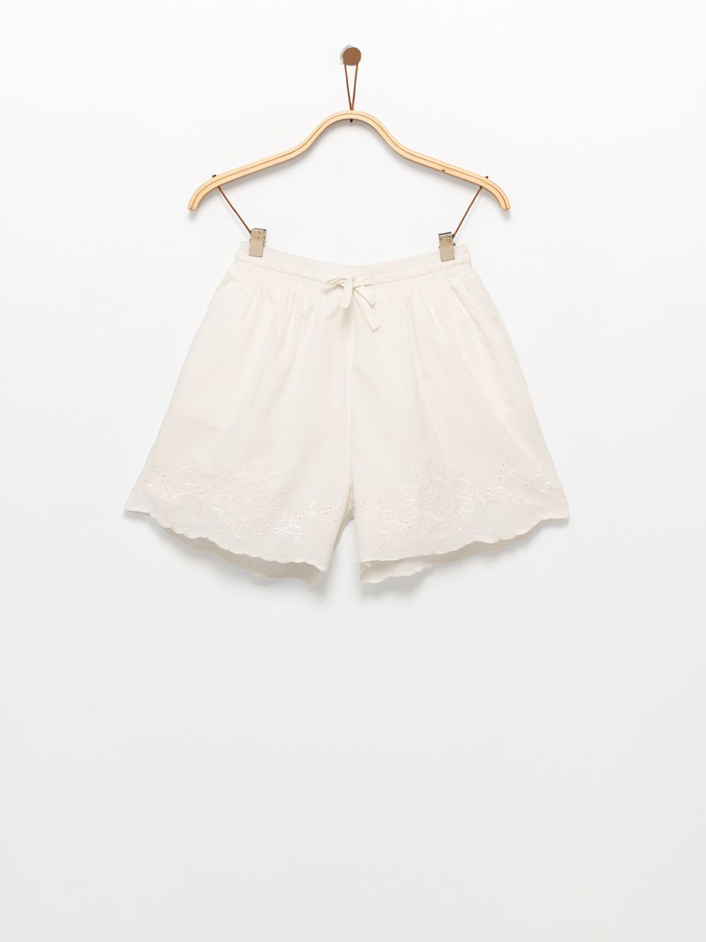 מכנסיים קצרים עם רקמה