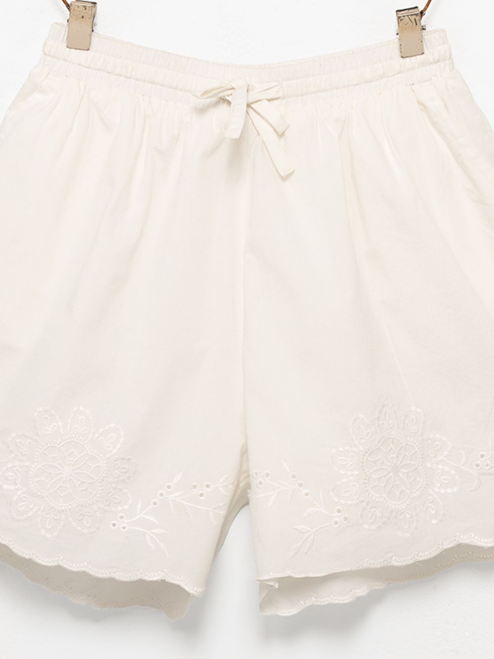 מכנסיים קצרים עם רקמה