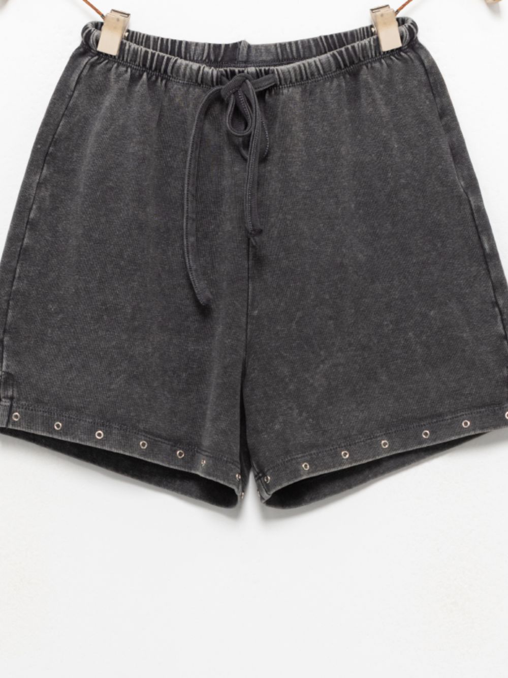 מכנסיים קצרים עם ניטים