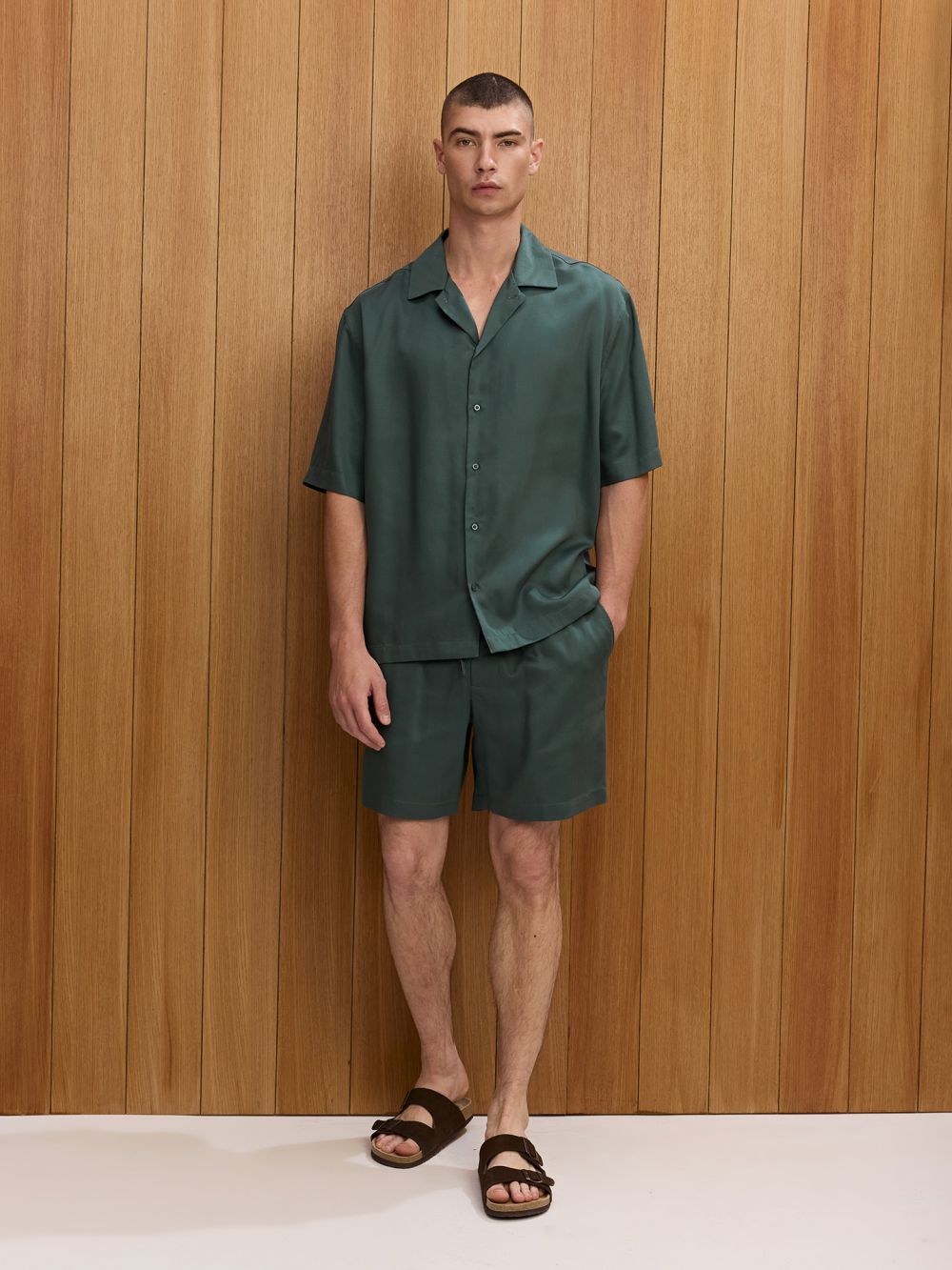 מכנסיים עם חגורה אלסטית