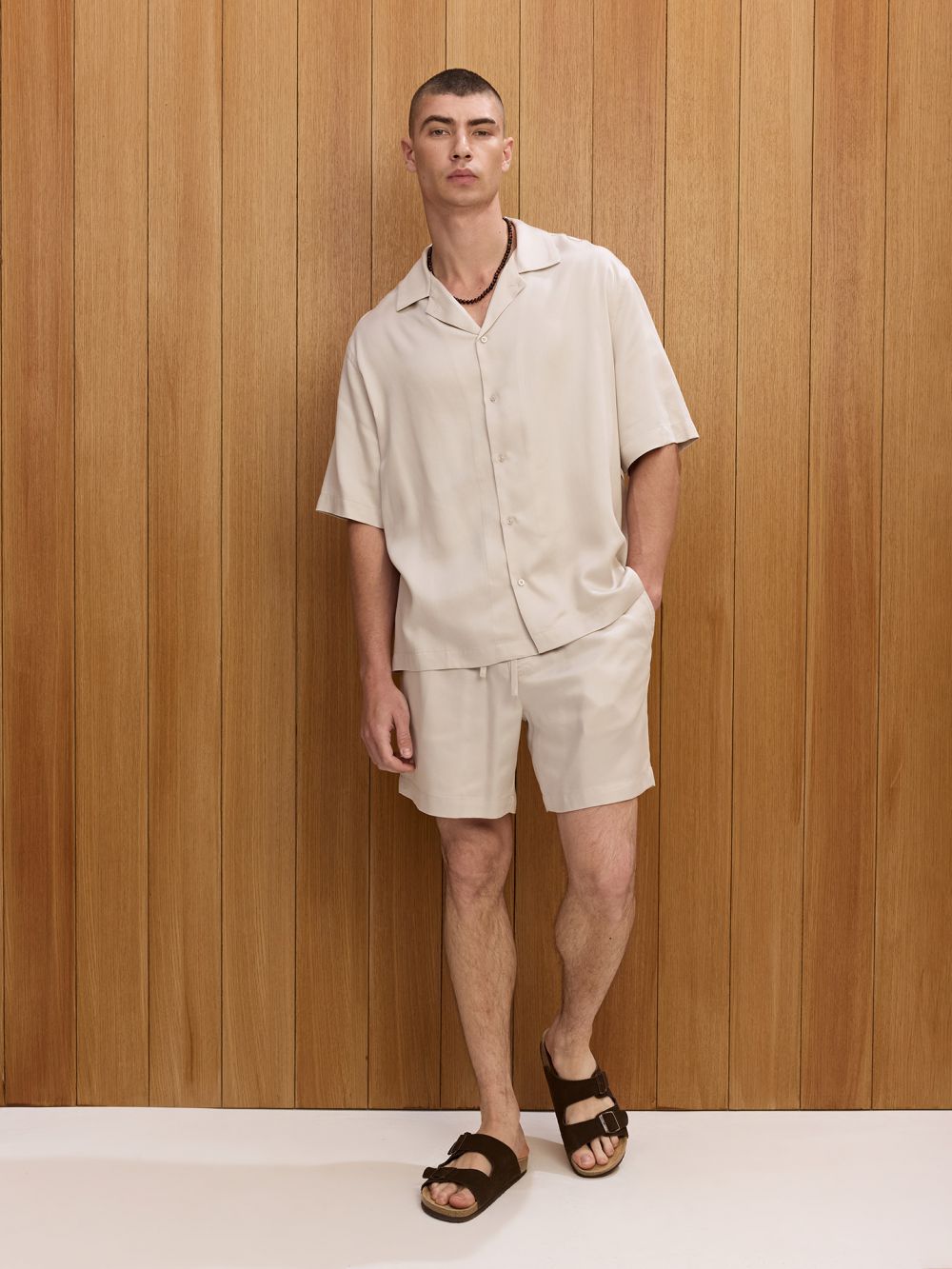 מכנסיים עם חגורה אלסטית