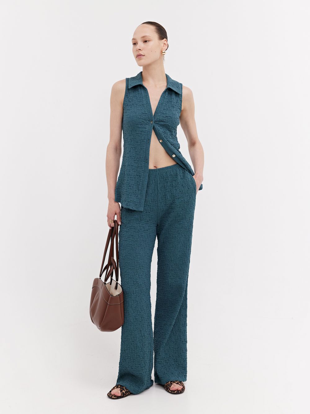 מכנסיים בגזרה נשפכת מבד טקסטורה