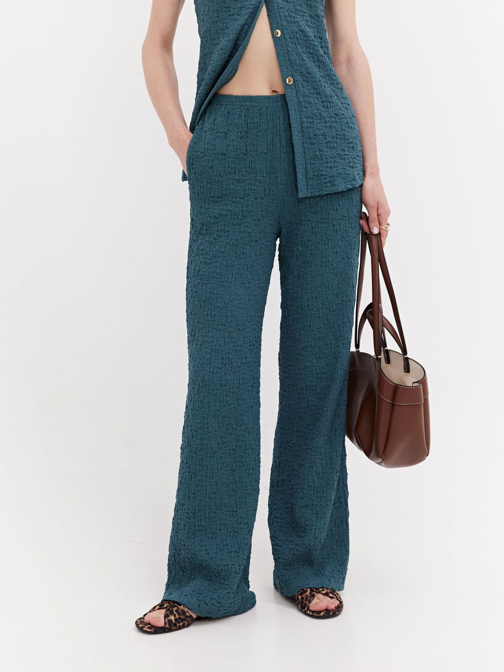 מכנסיים בגזרה נשפכת מבד טקסטורה