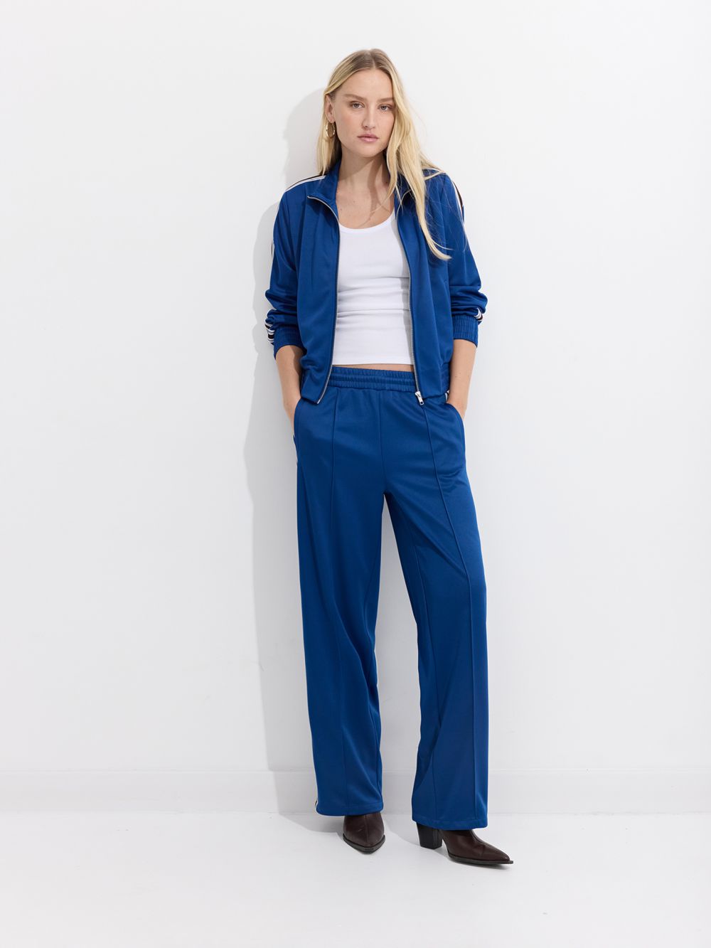 מכנסיים בסגנון Tracksuit