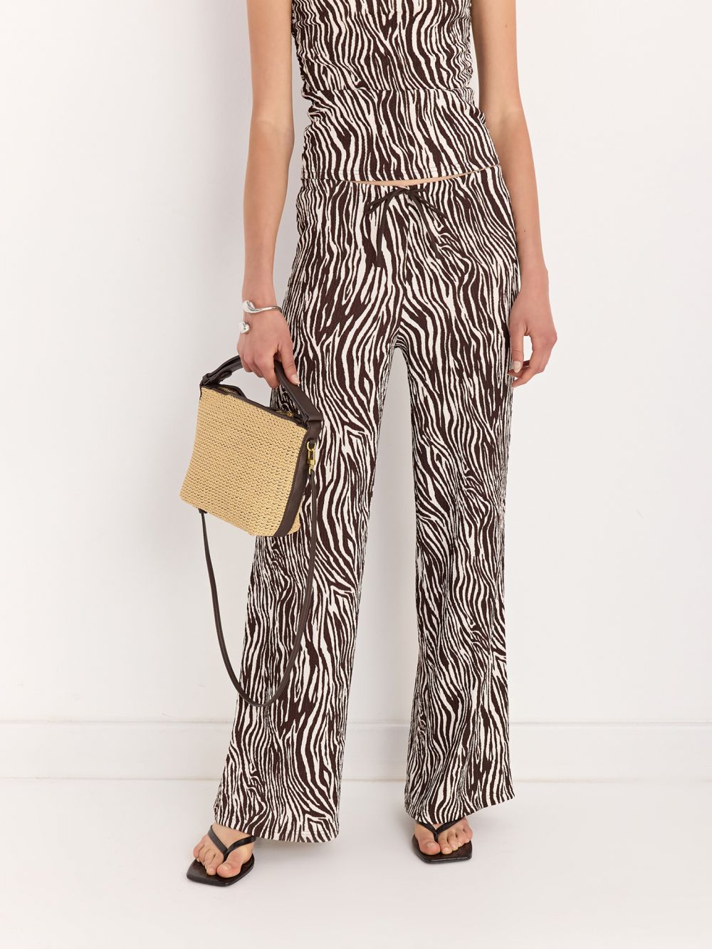 מכנסיים מבד טקסטורה