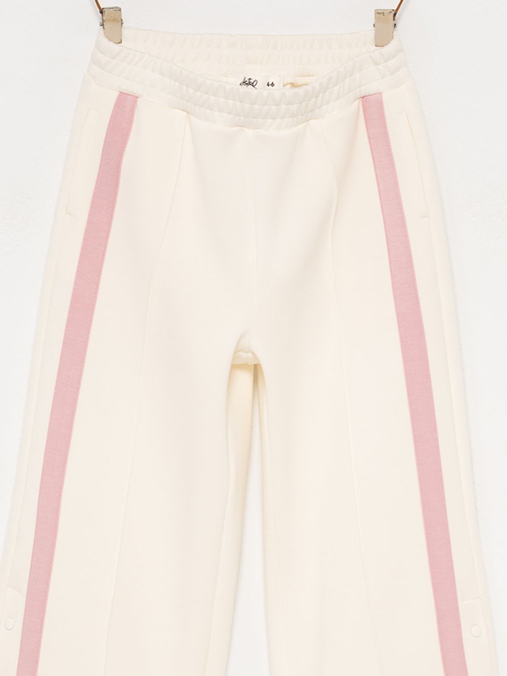 מכנסיים עם סרט קונטרסטי וטיקטקים