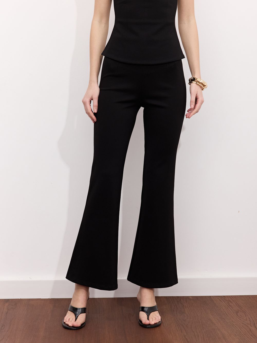 מכנסיים צמודות עם רגל מתרחבת