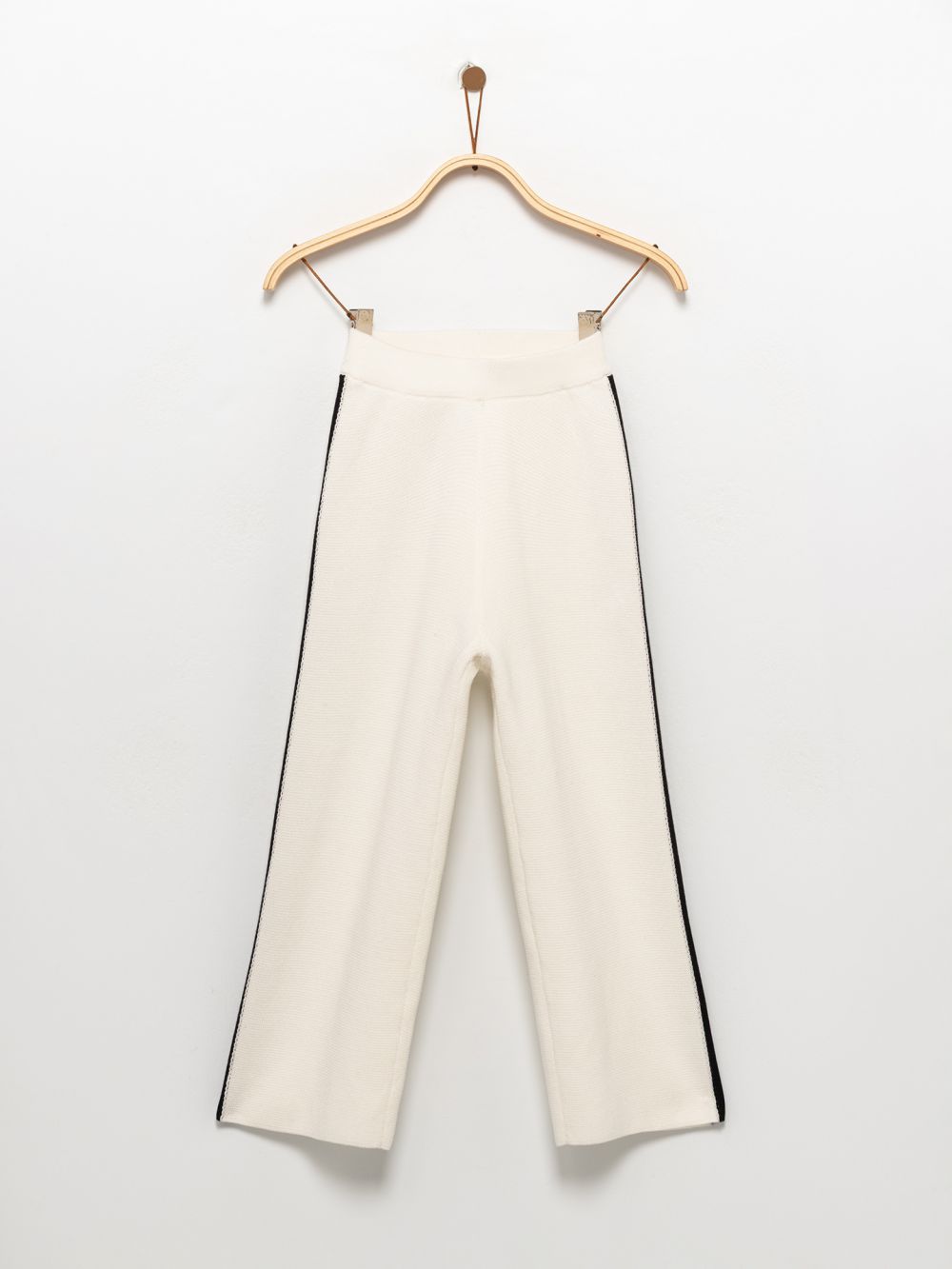 מכנסי סריג עם פסים בצדדים