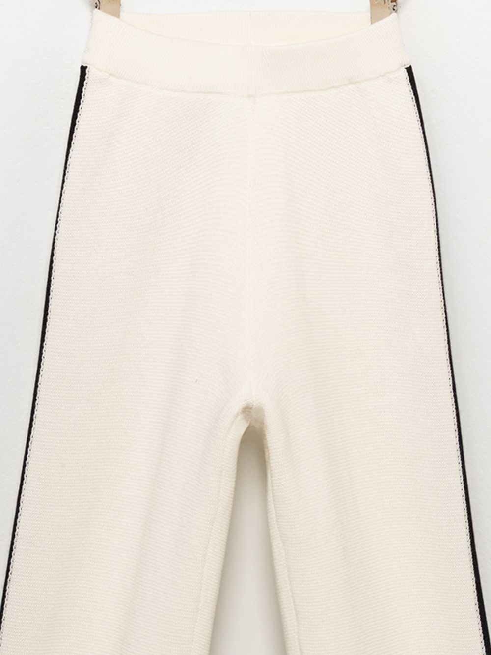 מכנסי סריג עם פסים בצדדים