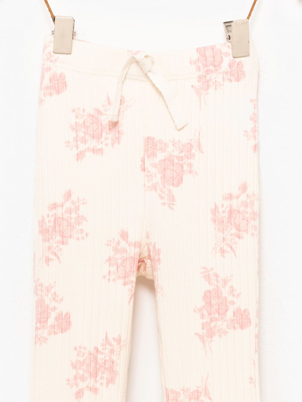 טייץ מתרחב עם שסע ופפיון