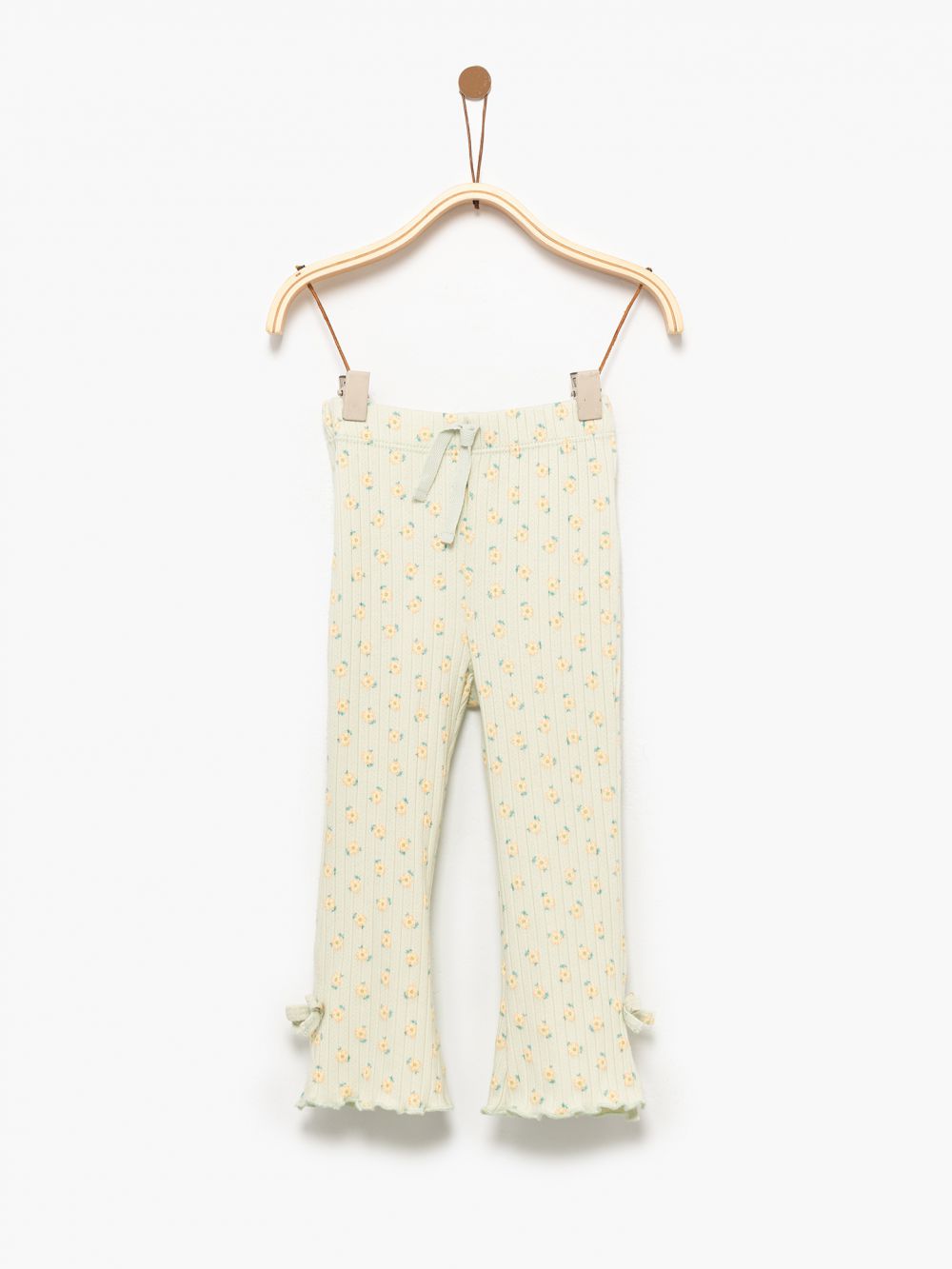 טייץ מתרחב עם שסע ופפיון