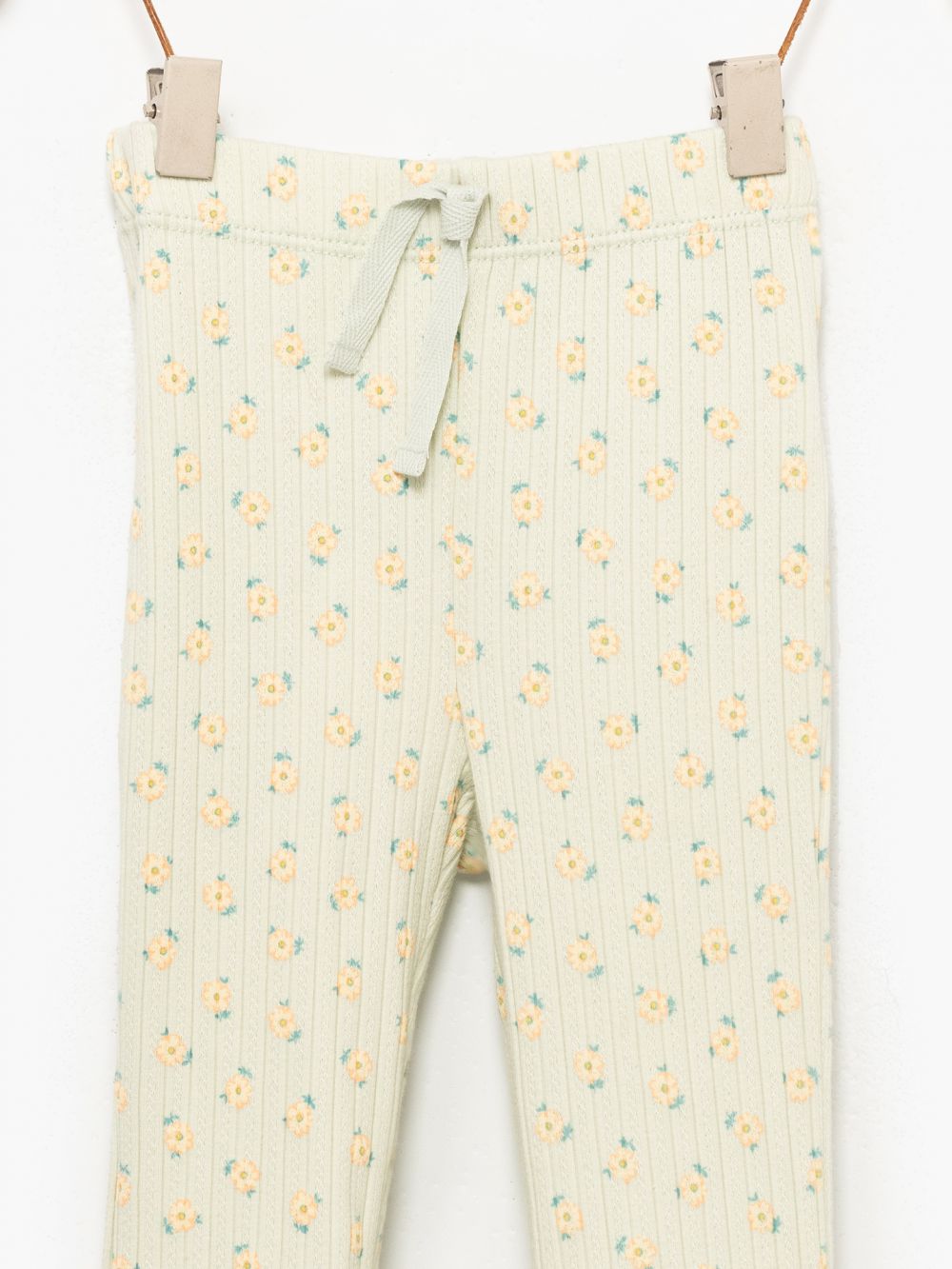 טייץ מתרחב עם שסע ופפיון