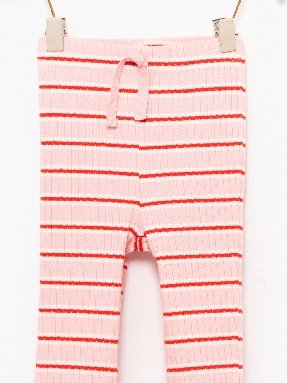 טייץ מתרחב עם שסע ופפיון