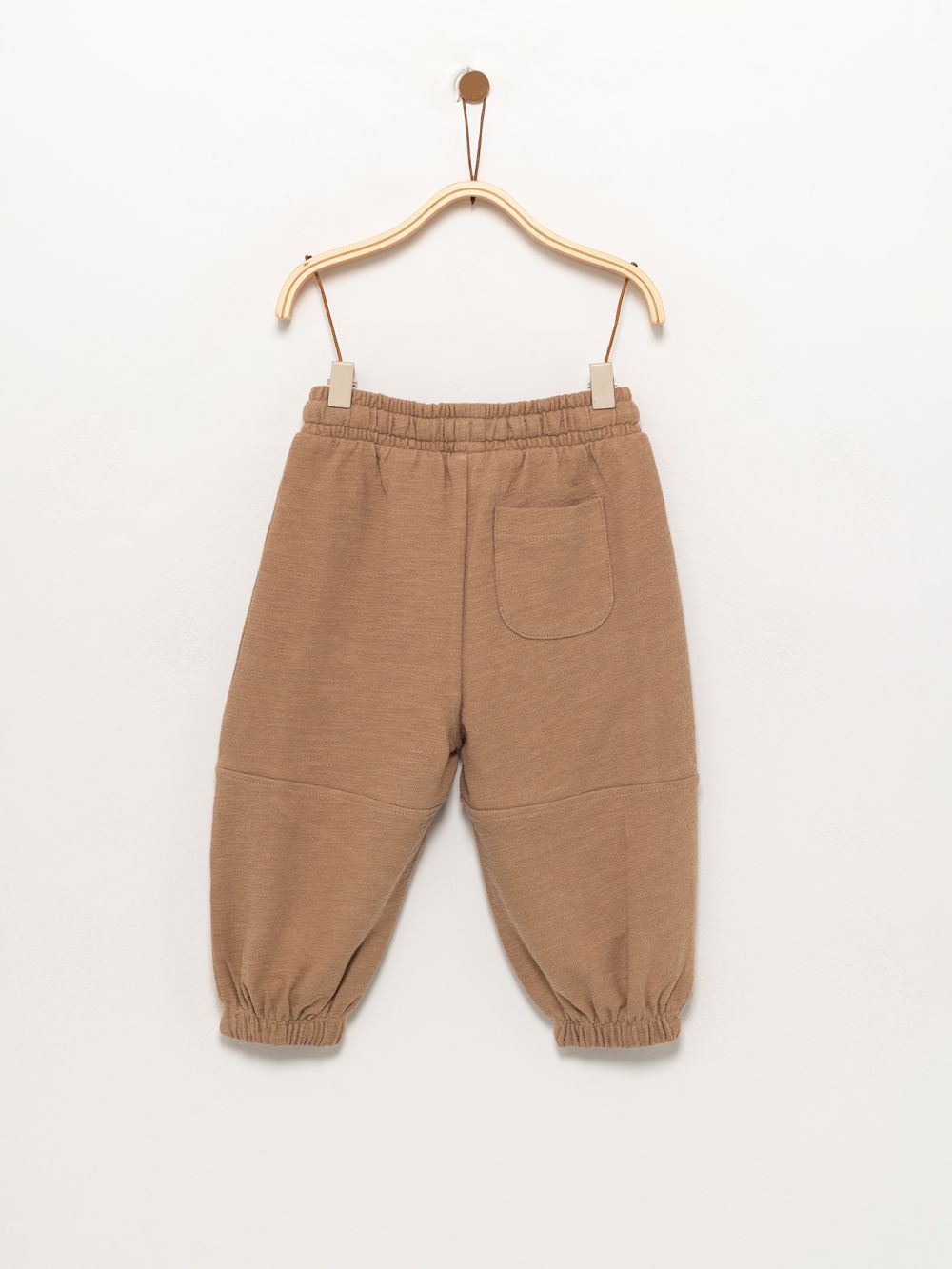 מכנס עם חתכים וטקסטורה