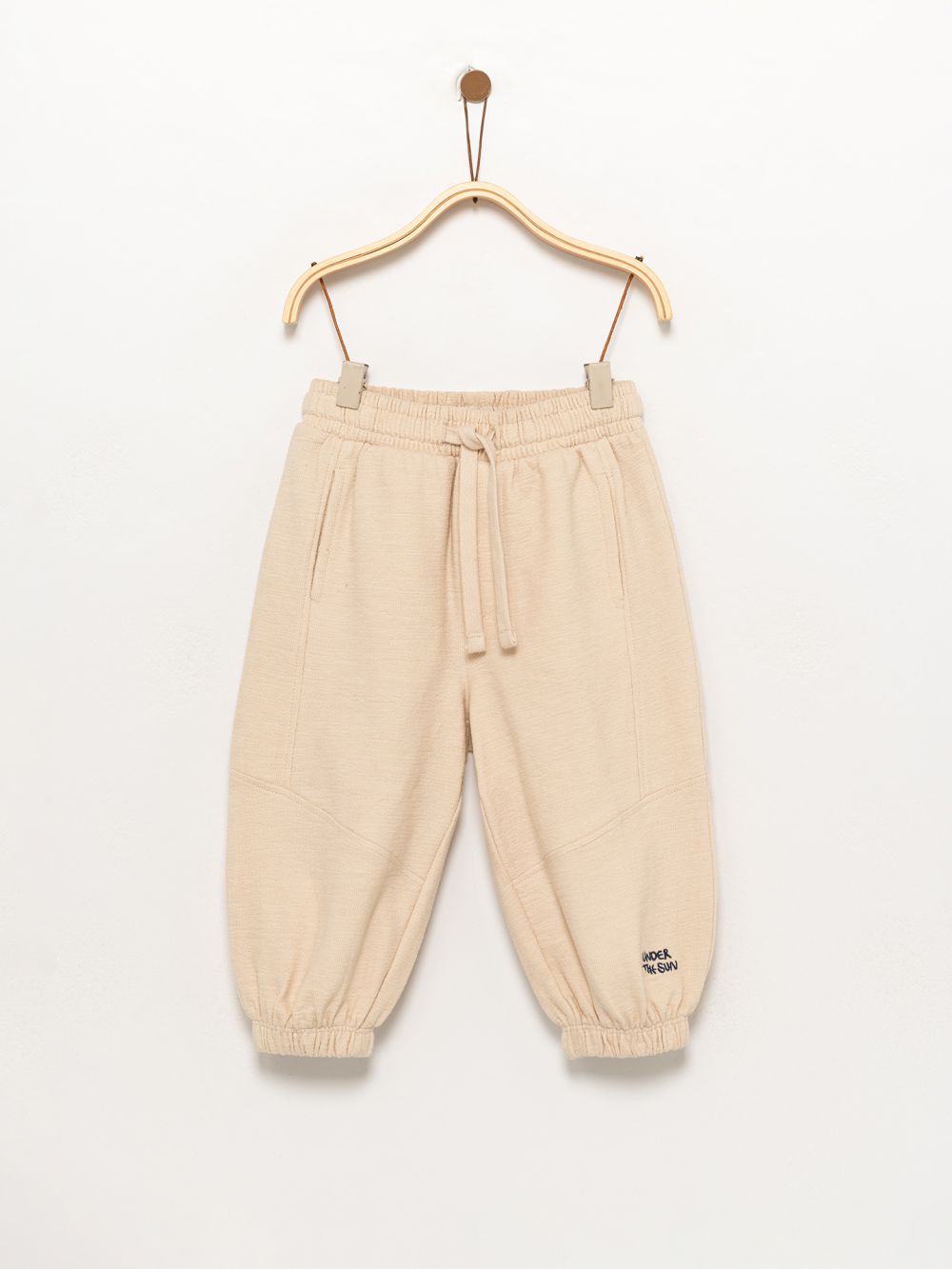 מכנס עם חתכים וטקסטורה