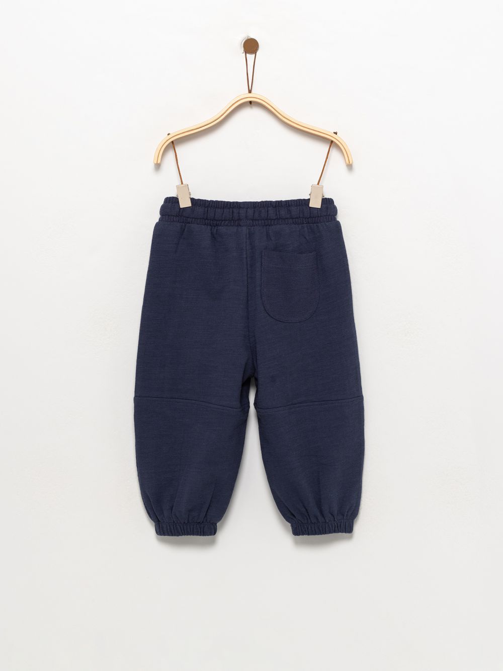 מכנס עם חתכים וטקסטורה