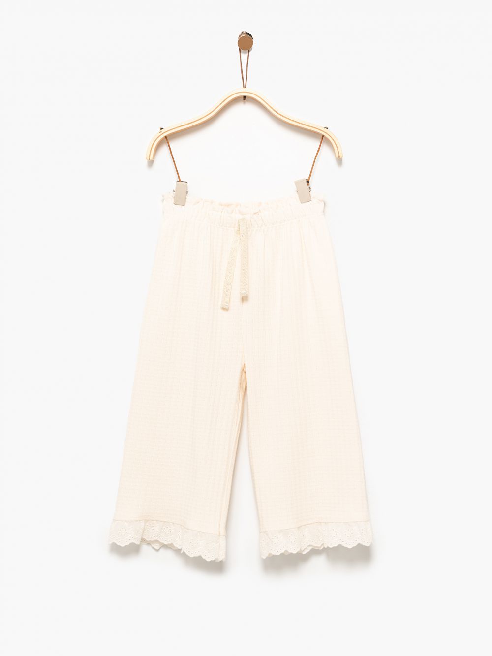 מכנסיים עם רקמות