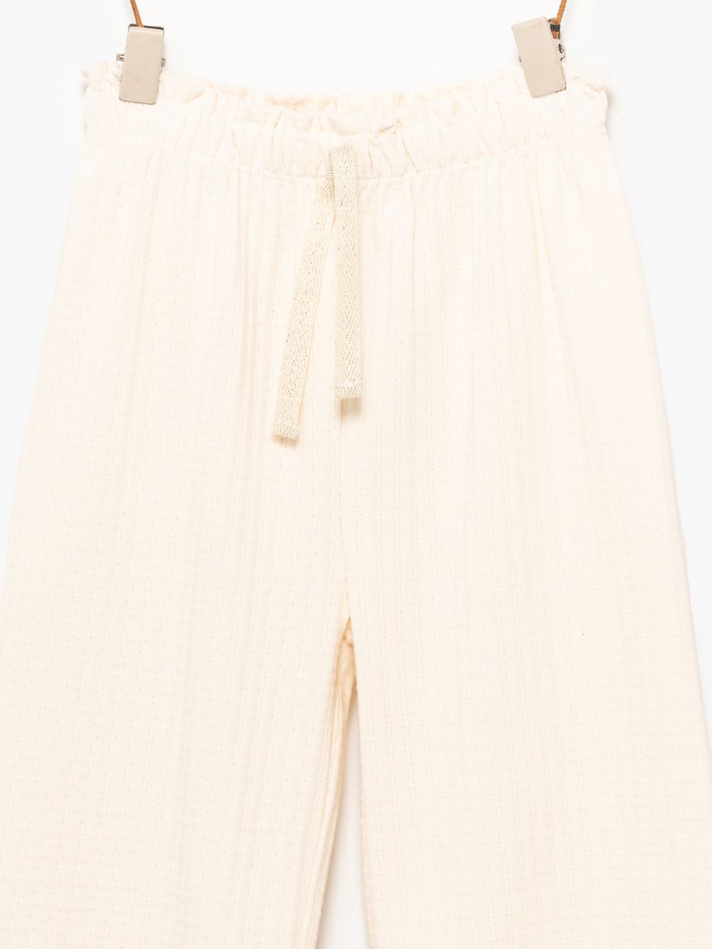 מכנסיים עם רקמות