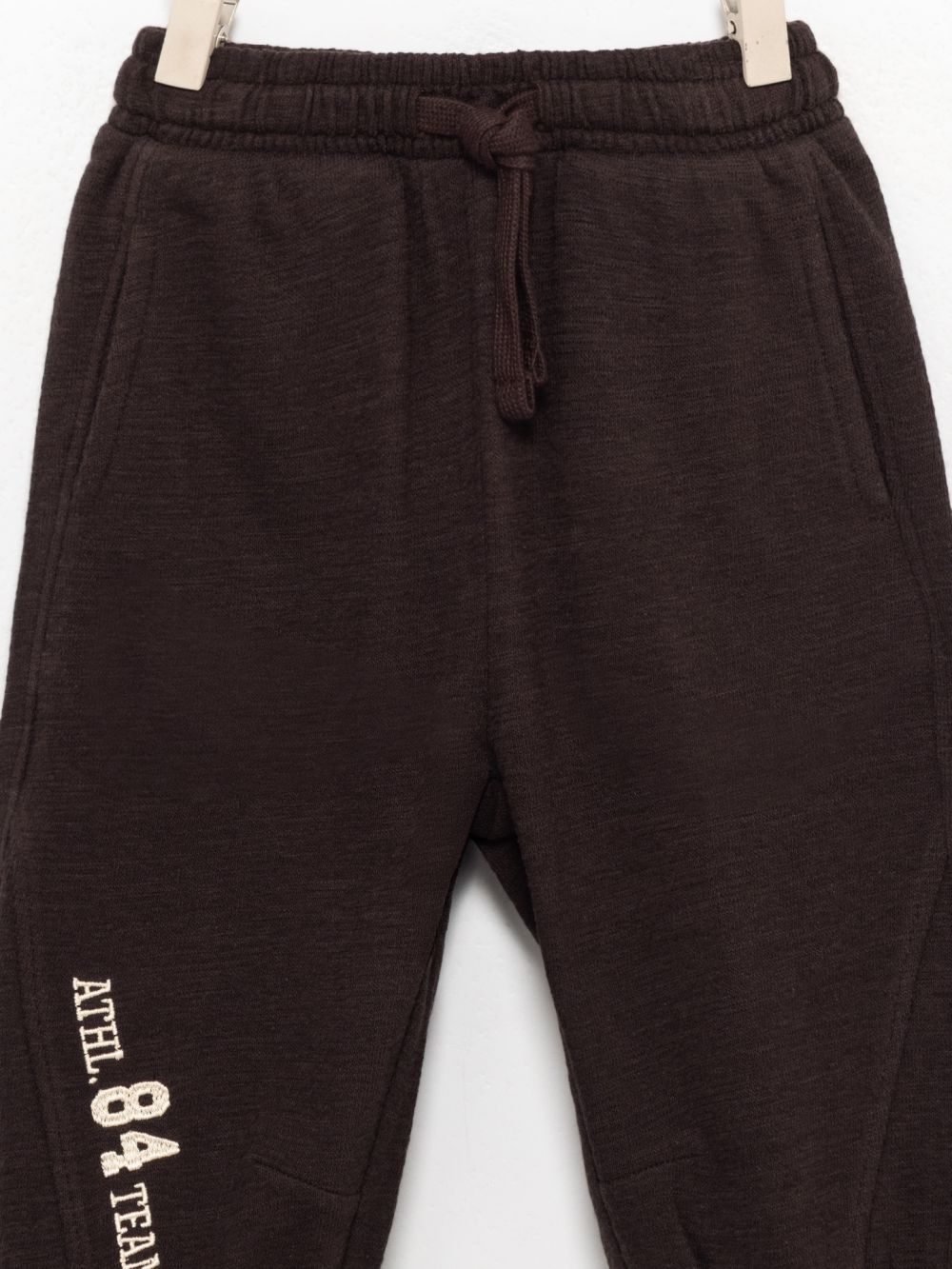 מכנסי JOGGER עם חתכים