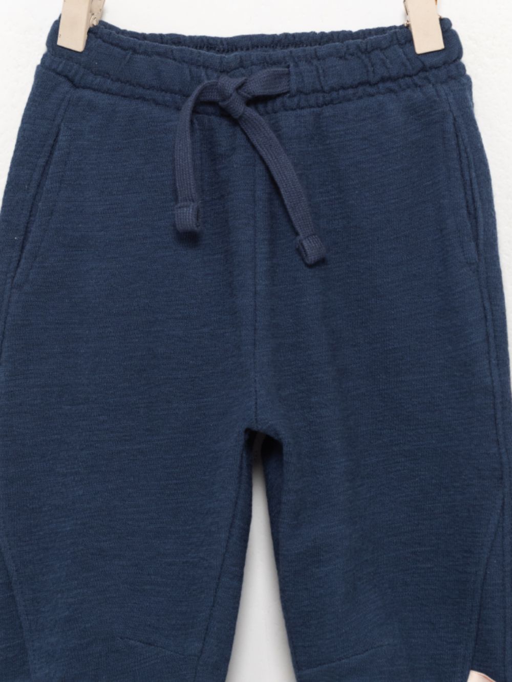 מכנסי JOGGER עם חתכים
