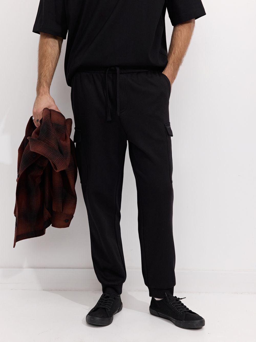 מכנסי JOGGER עם טקסטורה