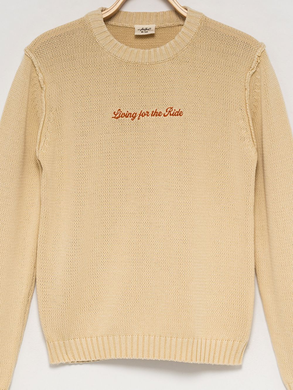 סוודר עם רקמה